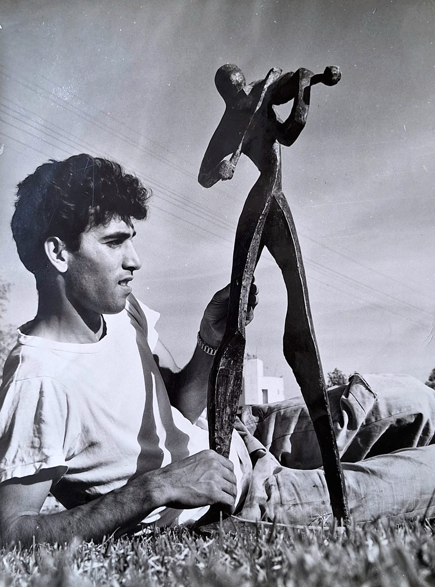 משה סעידי ליד פסל הכנר, 1970. צילום: אוסף האמן