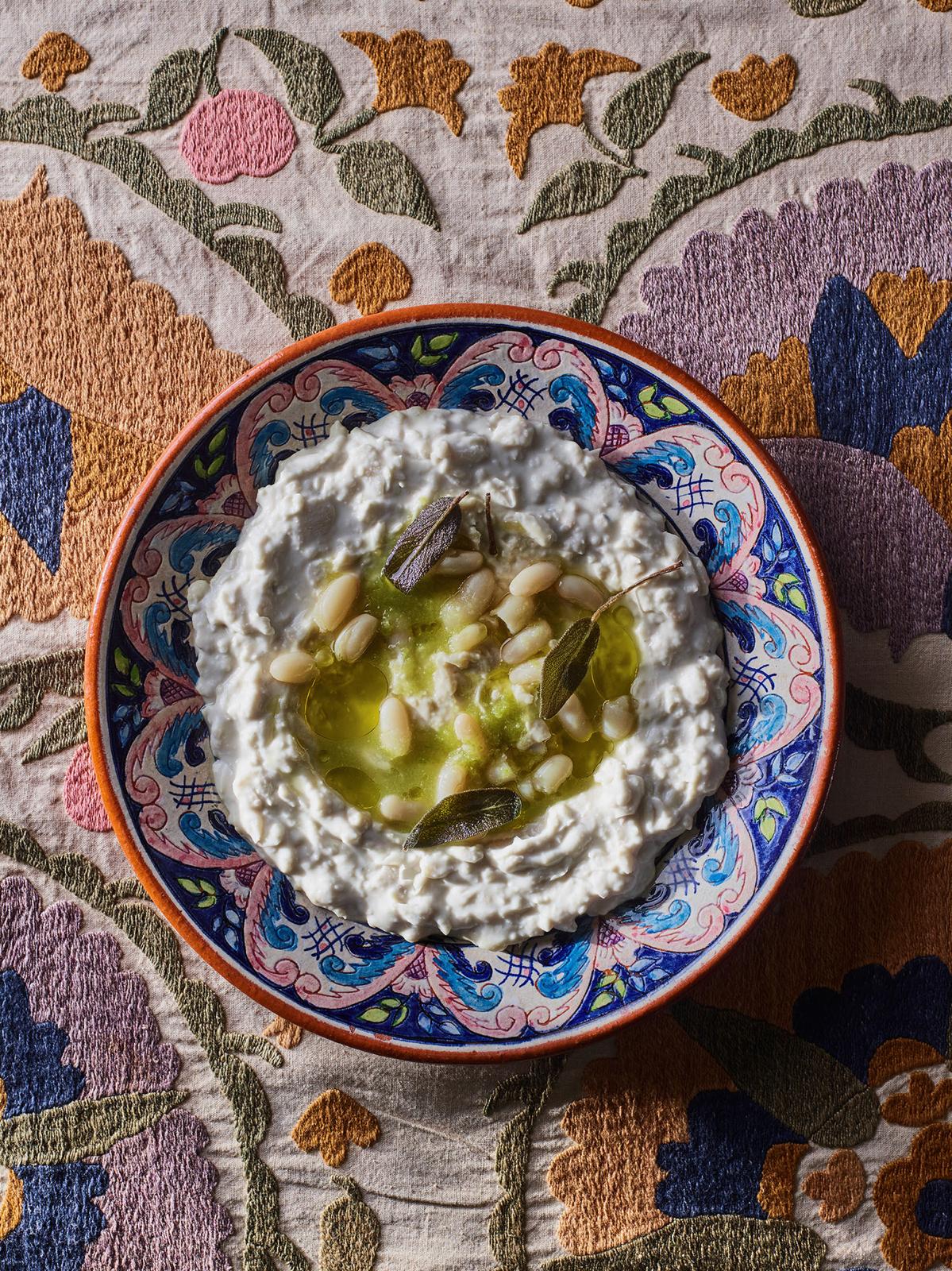 מסבחה שעועית לבנה מתוך התערוכה ״נחמה ריבלין - מטבח משלה״ ב״אסיף״