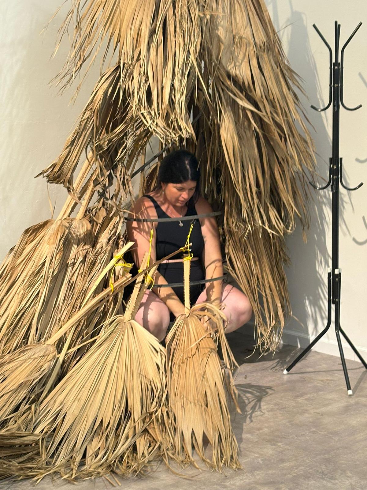 דנה חרס בפרפורמנס בתערוכה. צילום: רוני בן פורת