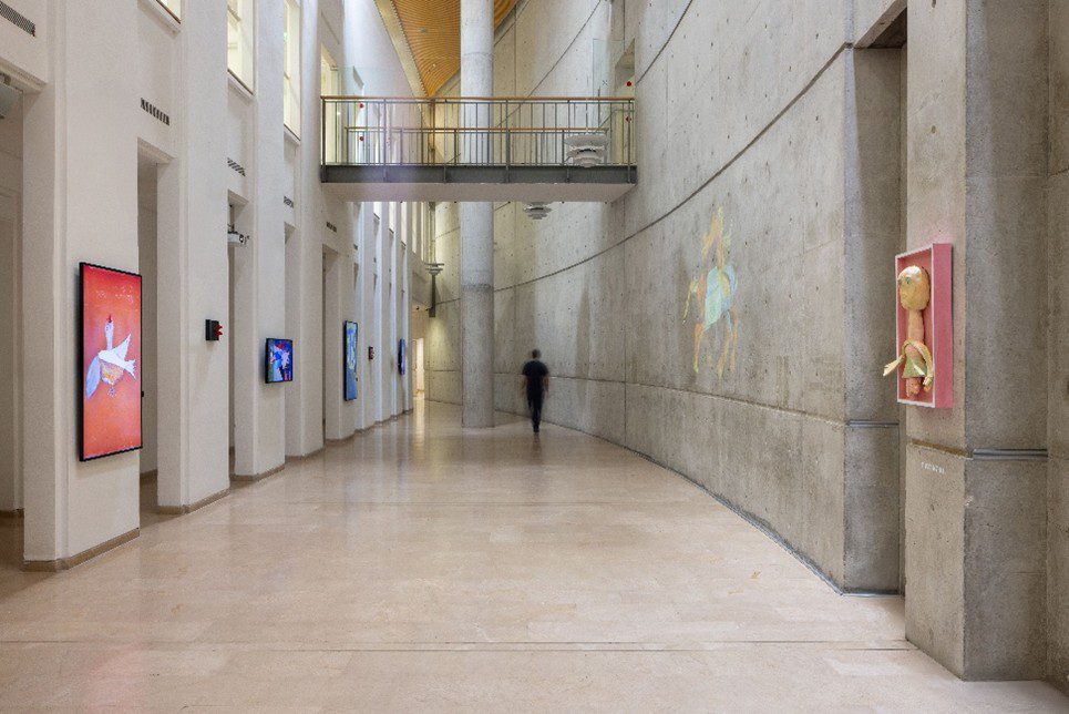 מישל פלטניק בגלריה האוניברסיטה הפתוחה. צילומים: טל ניסים