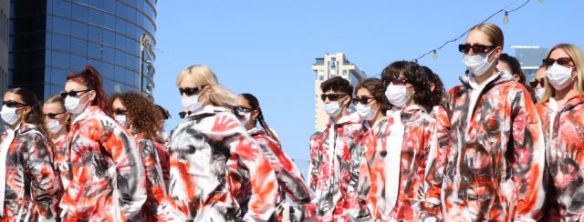 ממלכת הג׳ינסים והצבעים של אריאל תמר אשכנזי. צילום: ערן הורביץ