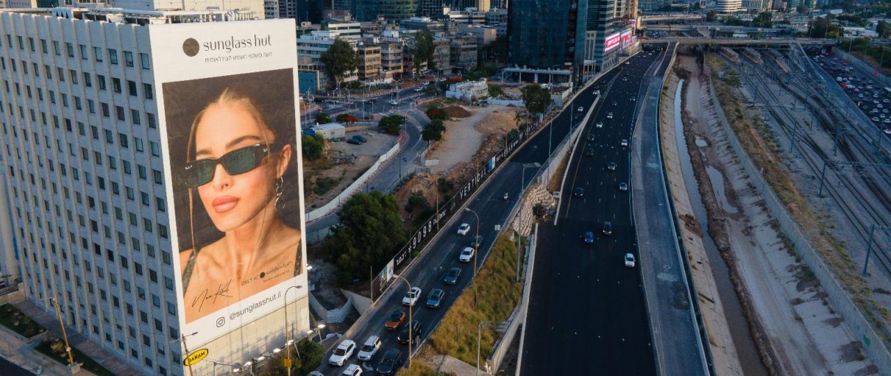 שילוט חוצות קבוצת ברעם על קיר ההלכה המפורסם באיילון. צילומים: קבוצת ברעם