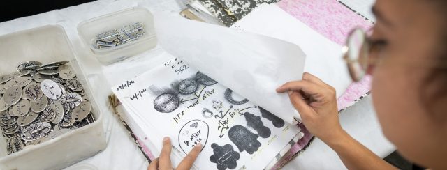 ארכיון אלעד יציקות בתערוכה ״אינטליגנציה חומרית״. צילום: יאיר מיוחס