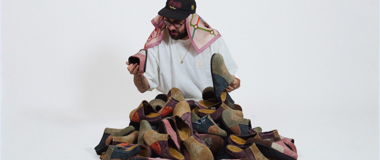 שגיא מיה עם נעלי ״שגיא״ של נאות (טבע נאות). צילומים: עמית ראם