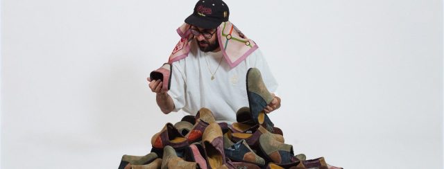 שגיא מיה עם נעלי ״שגיא״ של נאות (טבע נאות). צילומים: עמית ראם