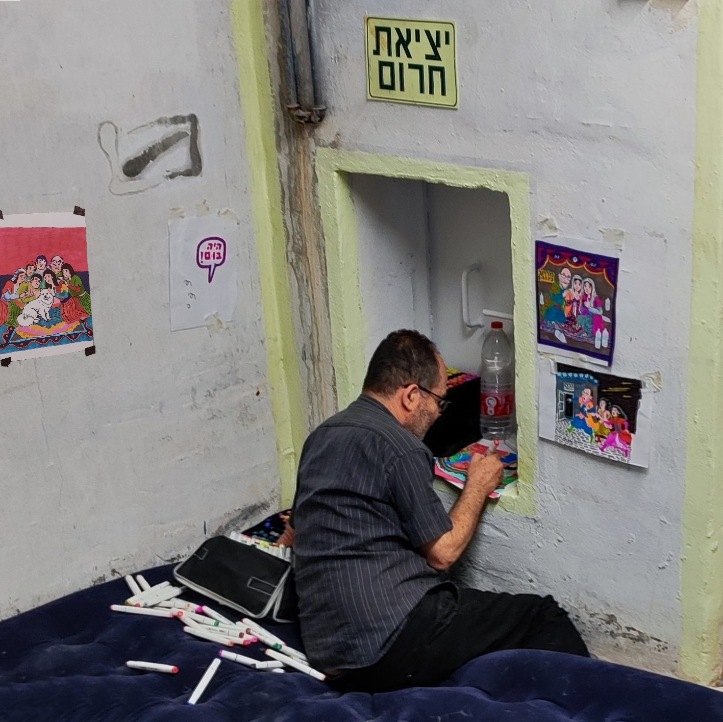 ציור גלויה בממ״ד. צילום: רותם אנגלמאיר