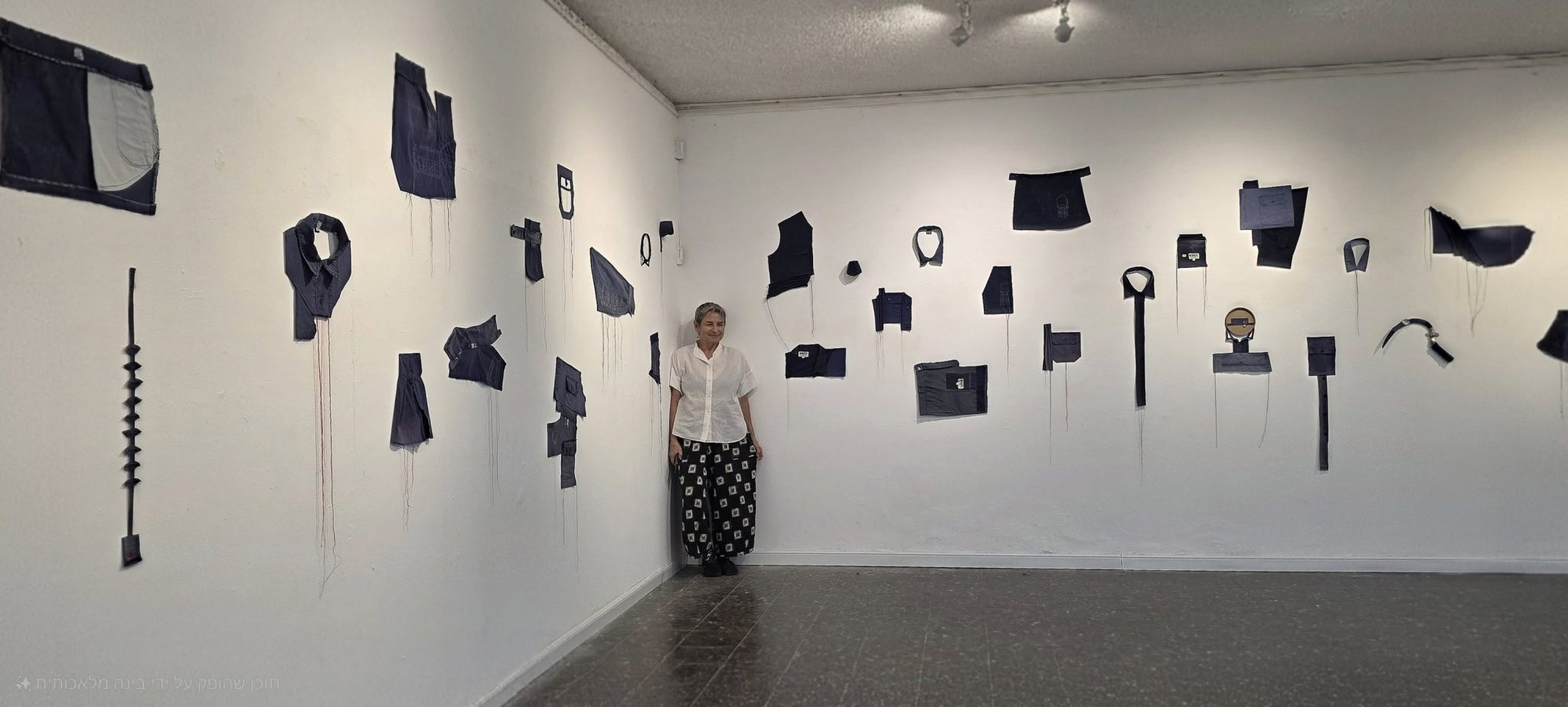 טלי בלומנאו, צווארון כחול וכיס, גלריה מחניים. צילומים: סימה לוין