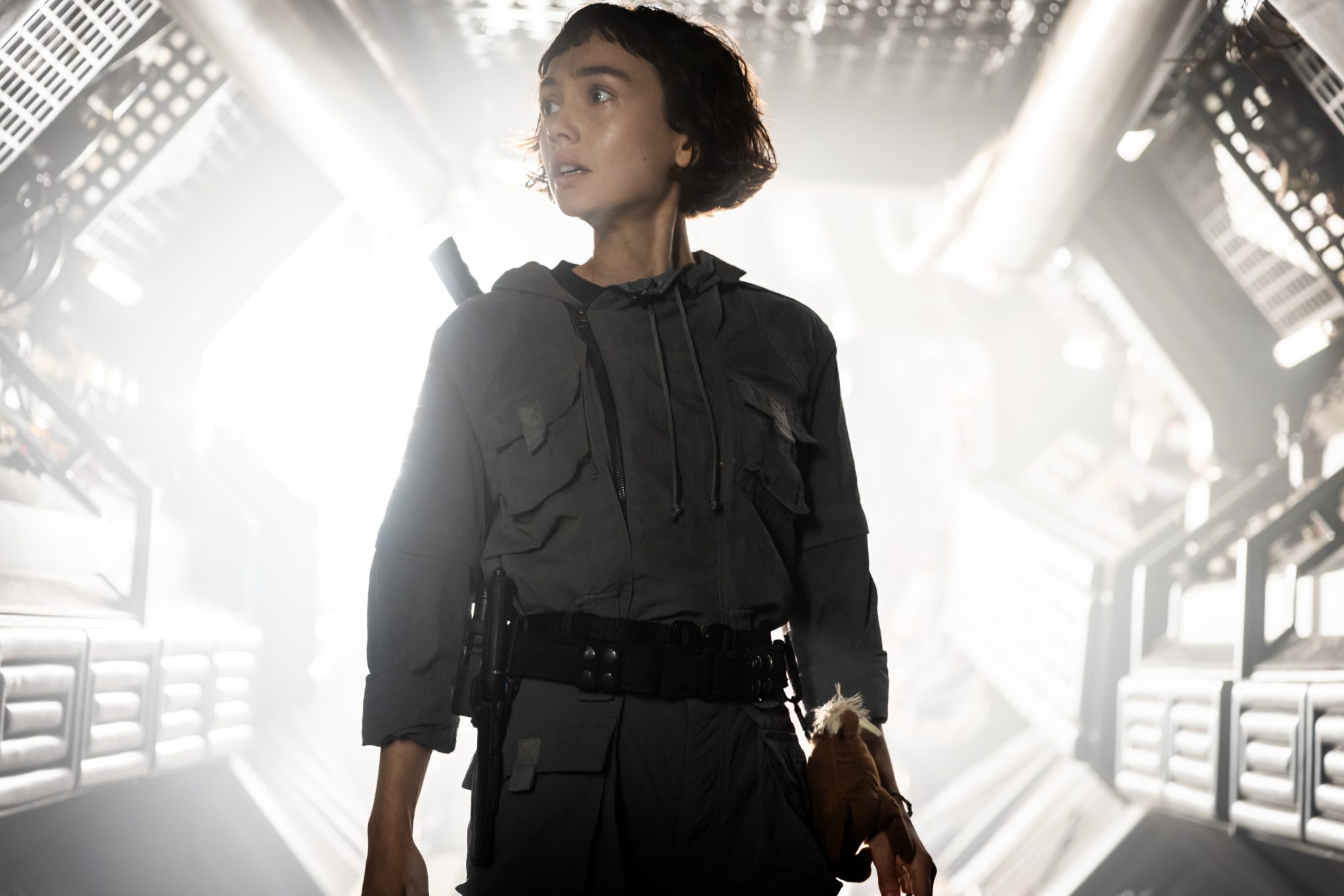 FX's Alien: Earth -- Pictured: Sydney Chandler as Wendy. CR: Patrick Brown/FXהנוסע השמיני: כדור הארץ. צילומים: דיסני+