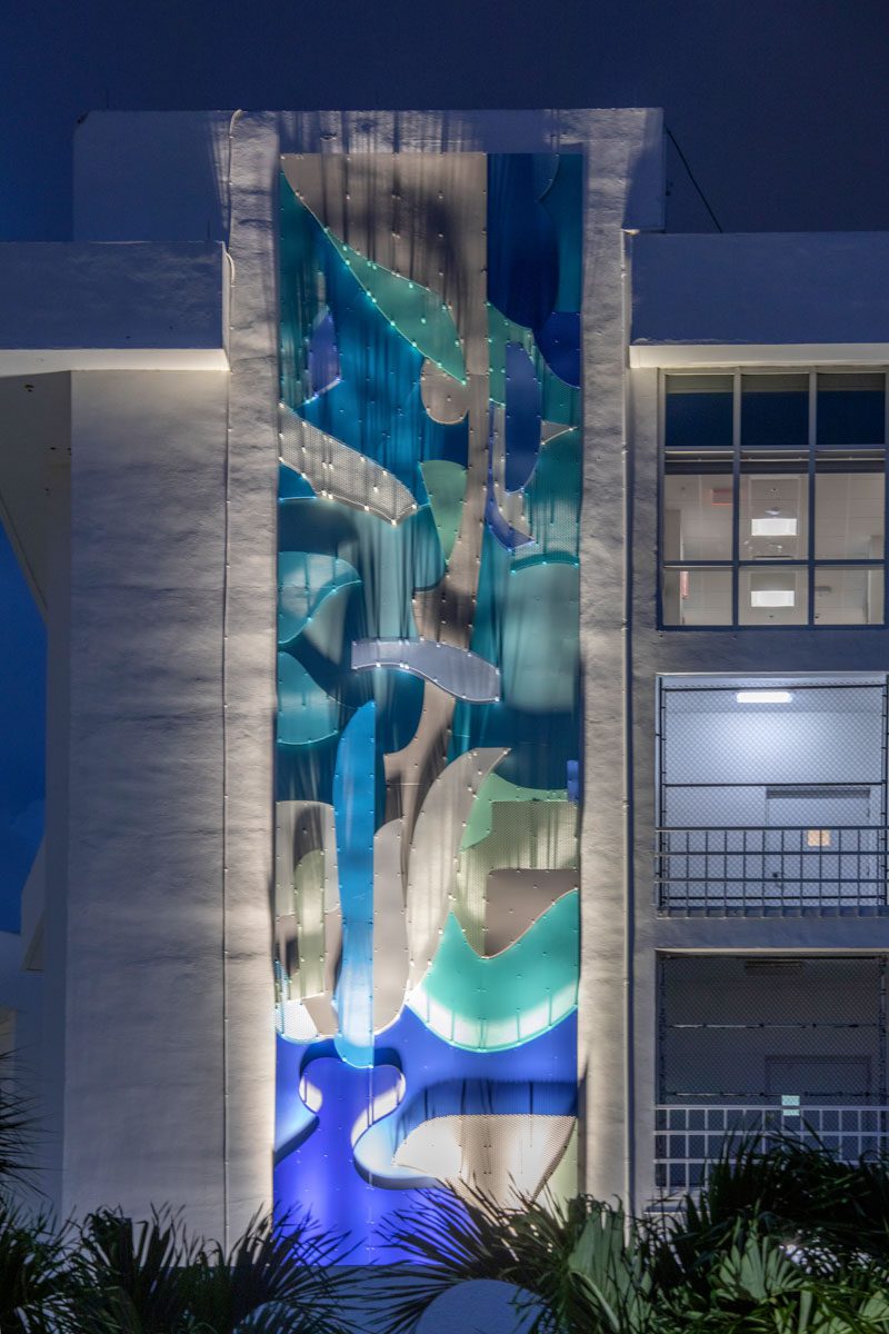 עבודת אלומיניום של Assume Vivid Astro Focus & Bureau V בחזית המגדל המרכז הרפואי ג׳קסון צפון במיאמי (2021). צילום: רובין היל
