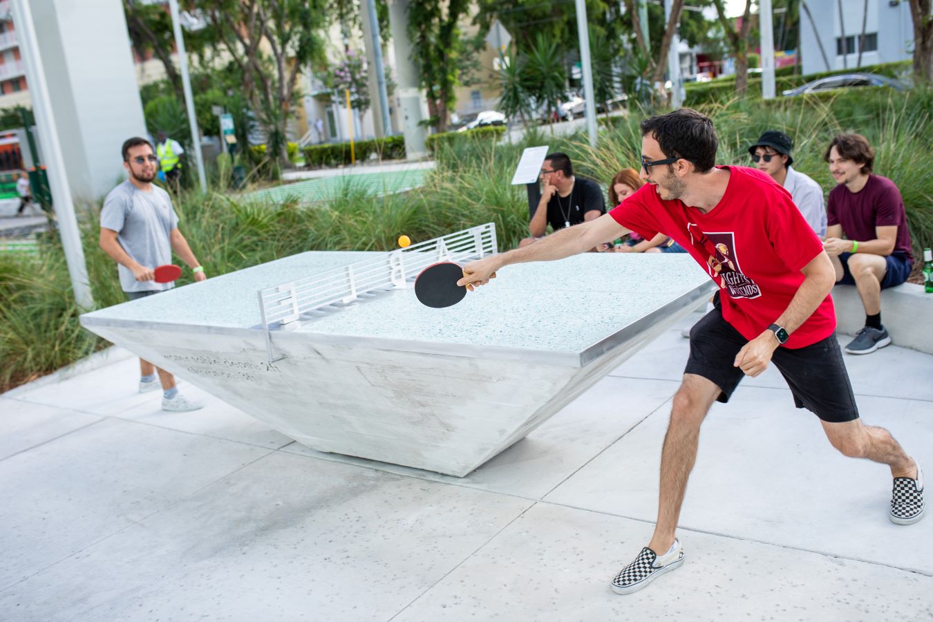 פסל־שולחן פינגפונג של האמנית קארה דיספיין (2021). צילום: באדיבות האמנית ו־Underline