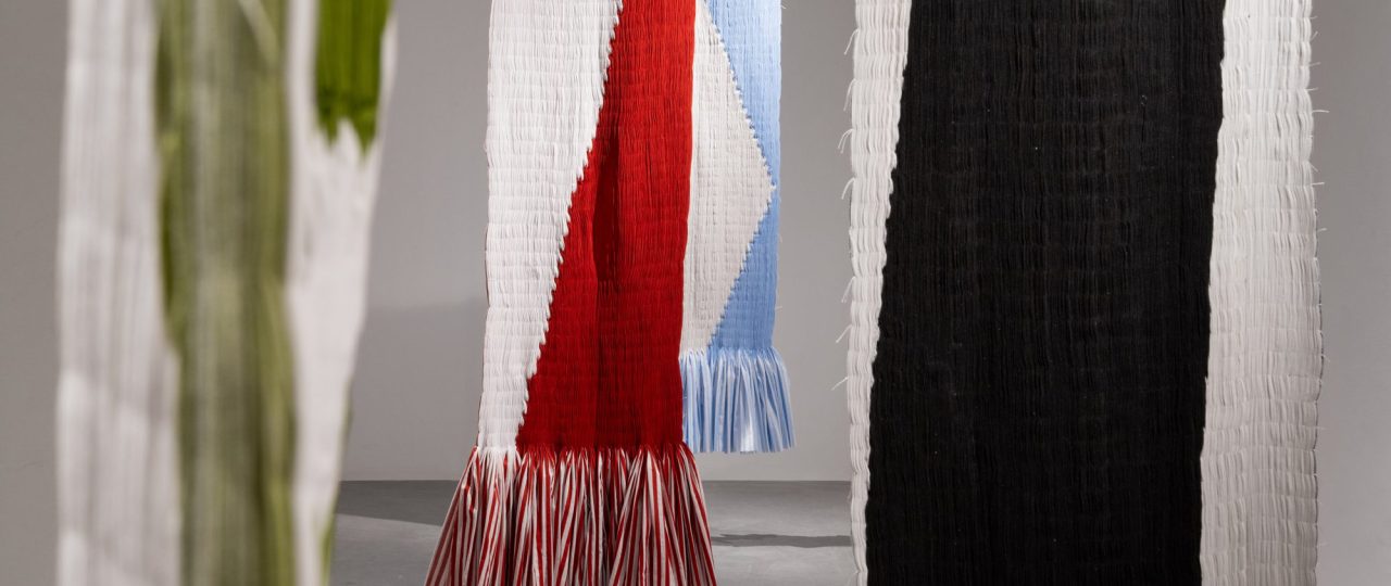 יעל הרניק במוזיאון פתח תקווה. צילום: כרמית חסין