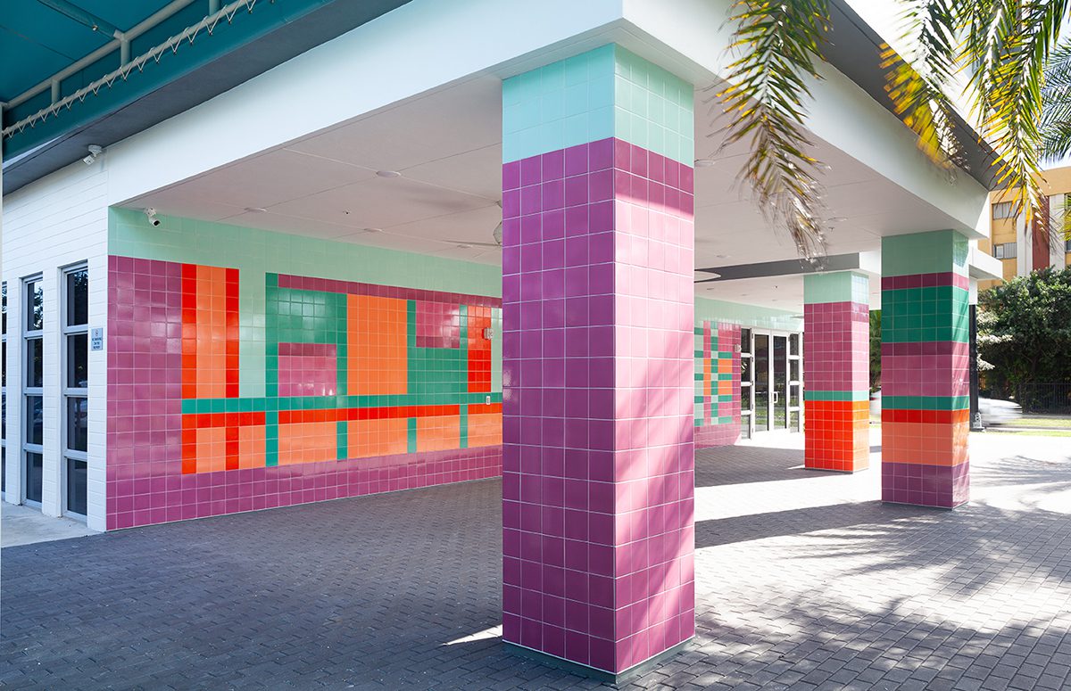 Welcome to the Village, עבודת הקרמיקה של קארן ריפס (2019), בכניסה לכפר הקאריבי. צילום: פרנק קסאלה