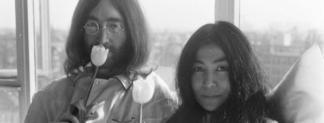 יוקו אונו וג׳ון לנון, מלון הילטון אמסטרדם, 1969. צילום: ויקימדיה קומונס, Eric Koch