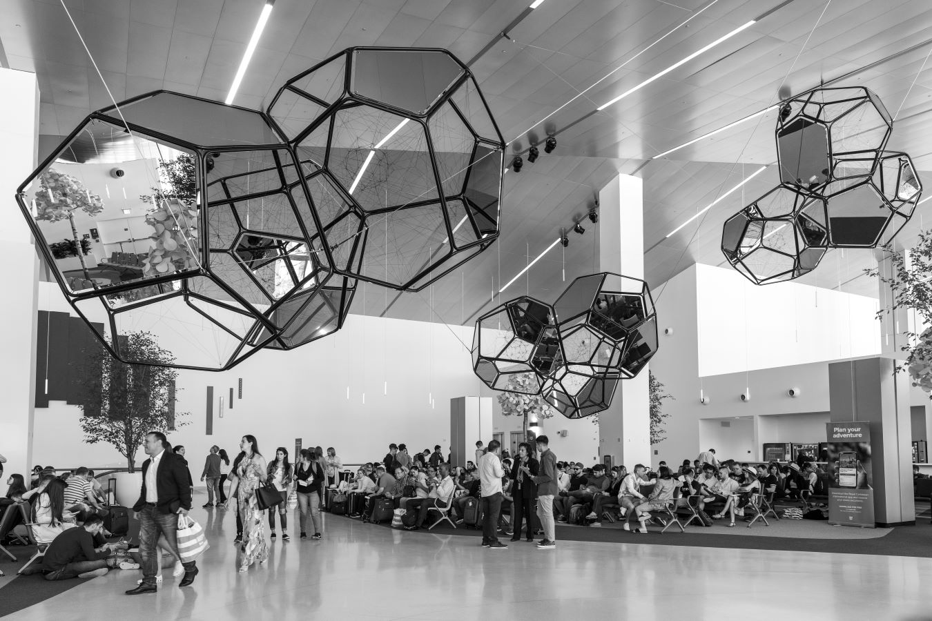 Space Moving Light, עבודת תקרה מפלדת אל־חלד (2018) של תומס סרסנו בנמל של מיאמי. צילום: באדיבות האמן וגלריה טניה בונדקר