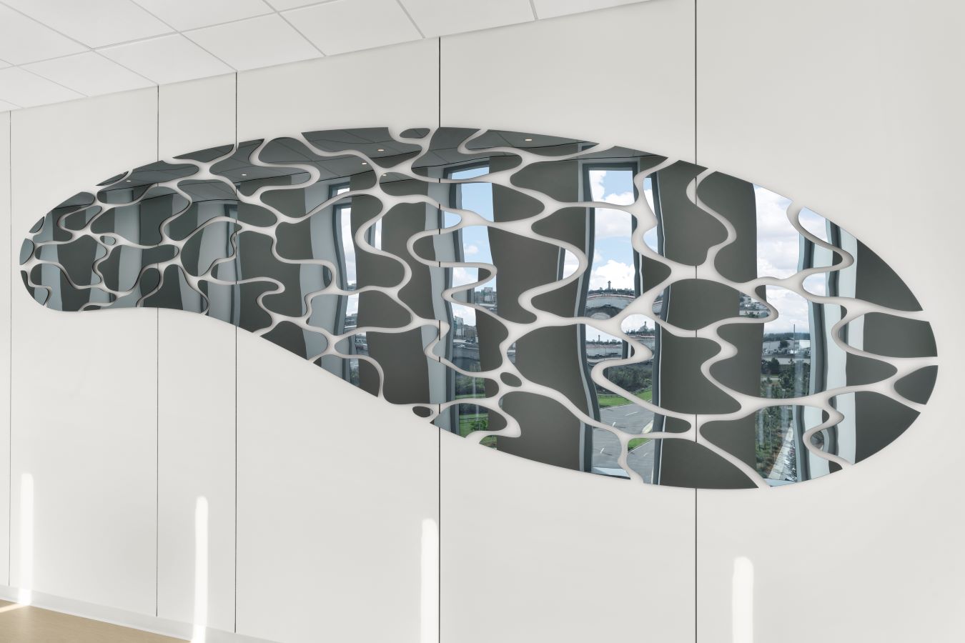 השתקפות בריכה, פסל קיר של הקולקטיב we are nice’n easy (2024) במרכז הרפואי ג׳קסון ווסט, מיאמי. צילום: זכארי בלבר