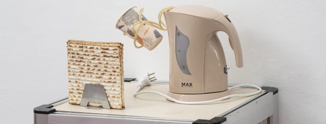 נעמה ערד, מתוך התערוכה ״חמה בנרתיקה״, גלריה זומר. צילומים: ליאת אלבלינג