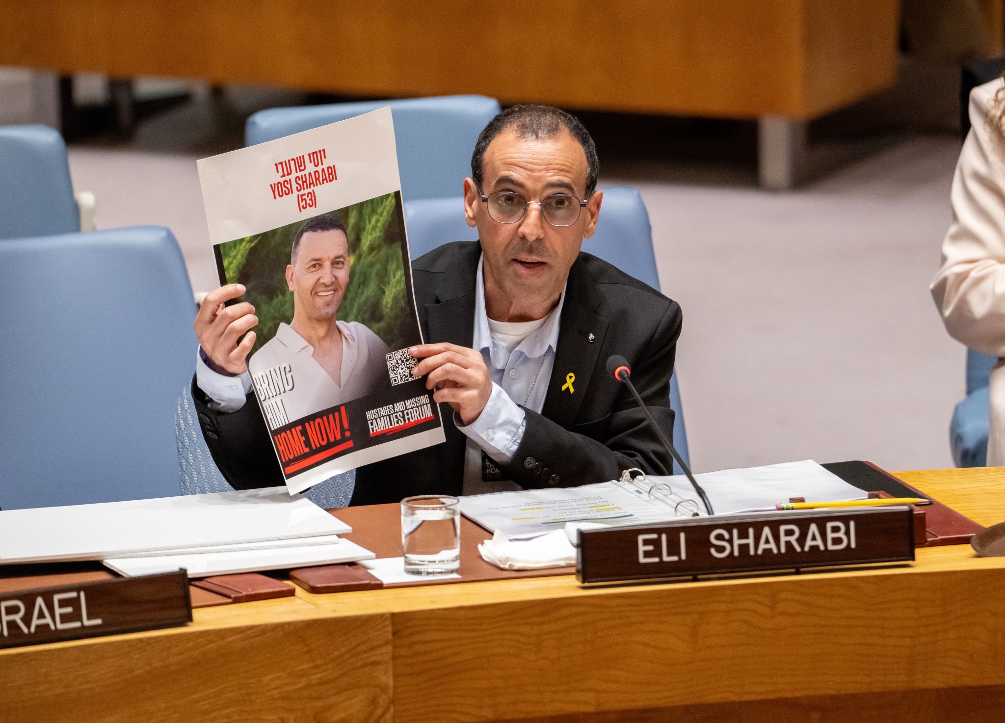 אלי שרבי במועצת הביטחון באו״ם, מראה את התמונה של אחיו יוסי שנרצח בשבי חמאס, 20 במרץ 2025. צילום: נעם גלאי