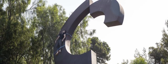 דניאל קאפ על פסלו של מנשה קדישמן ״מעגלים״. צילום: דניאל קאפ