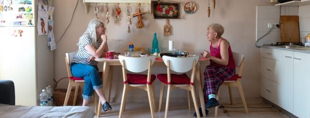 נסטיה פייביש (ה.מהגרת) ואימה. צילום: אורלי פרל ניר