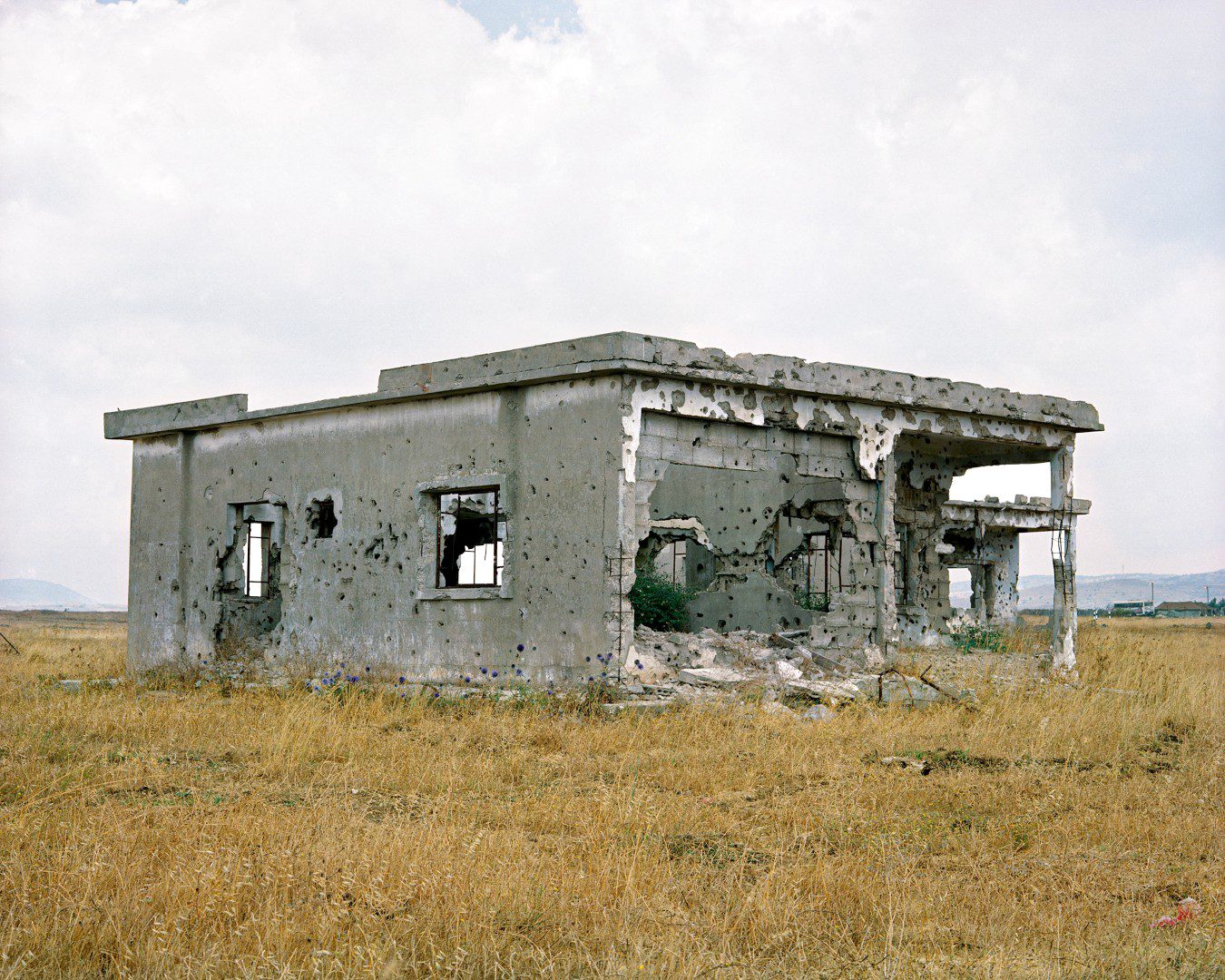 גלעד אופיר, מבנה סורי צבאי, רמת הגולן, 1997. מתוך: נקרופוליס