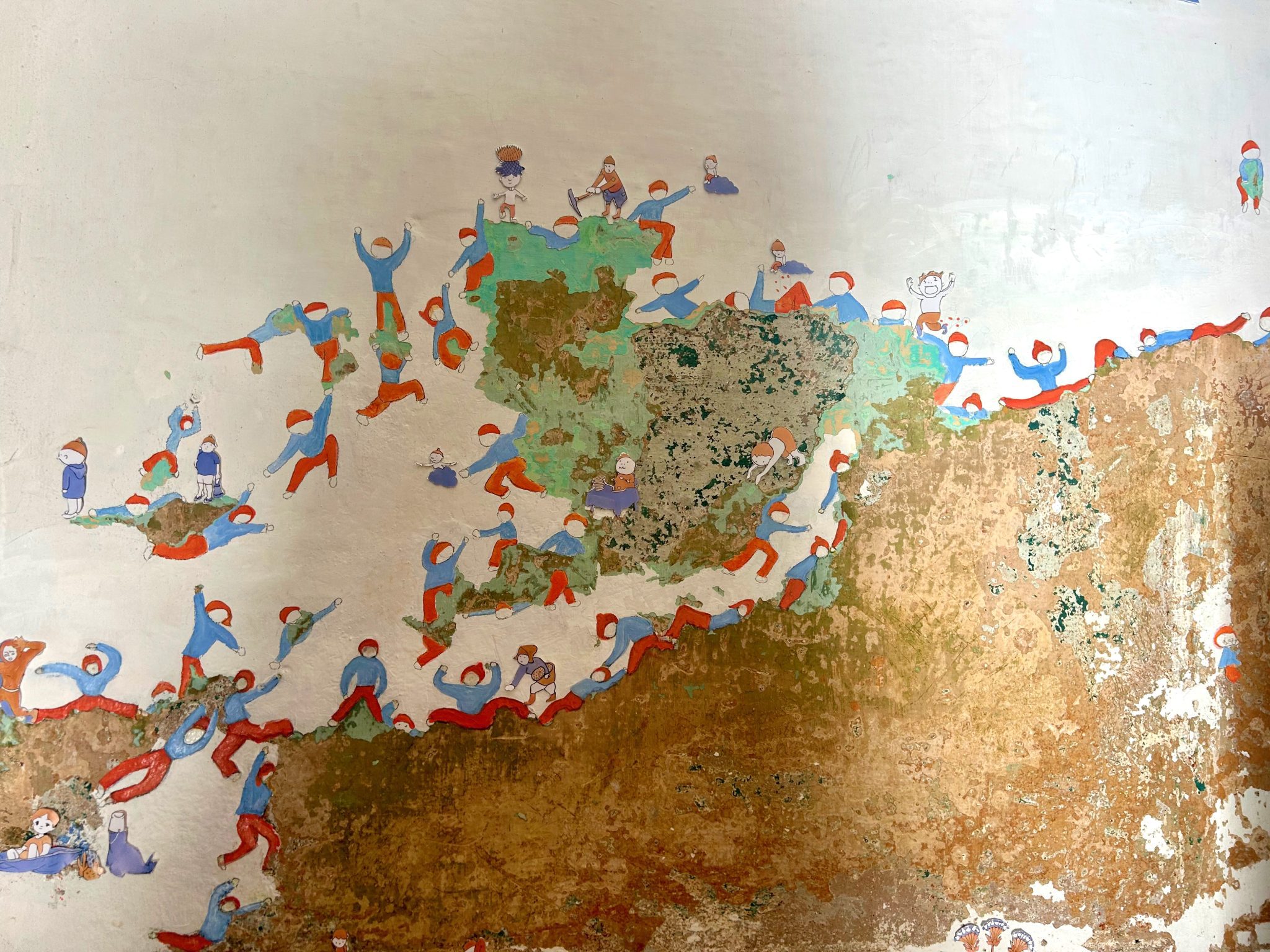 הסקיצות הראשונות על קיר הבית באיטליה. צילום: מ״ל