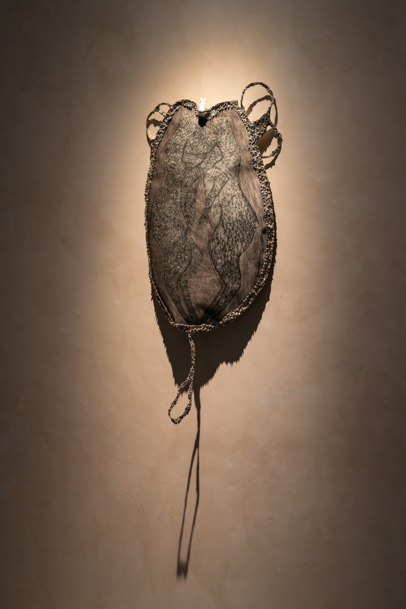 נמתחתי אל מחוץ לך, עור מנודה, שקוע באוויר של מסטיק. צילומים: דניאל חנוך