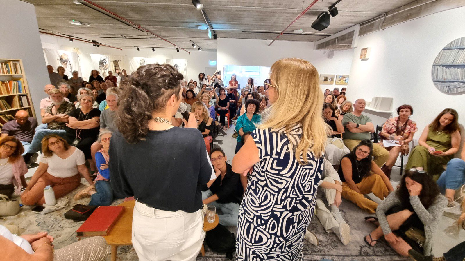 תמי סואץ ורותם ריטוב בשיח גלריה בתערוכה ״תנועת הבינה״