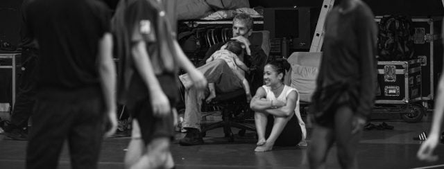 אניקה ורפלנקה יושבת לצידו של אוהד נהרין בחזרות על ZŌ. צילומים: אסקף