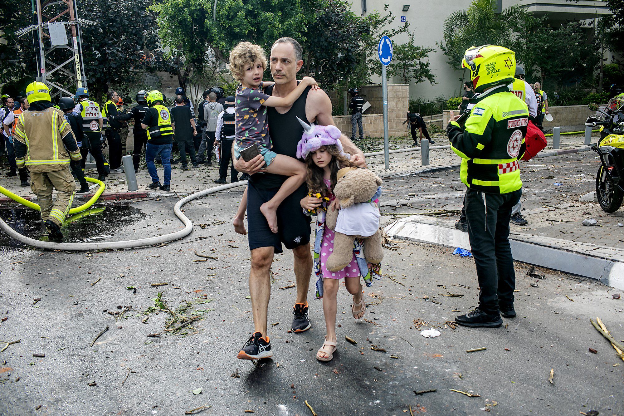 אמנון גוטמן, אב וילדיו מתפנים מביתם השכם בבוקר לאחר פגיעת טיל איראני באזור מגוריהם