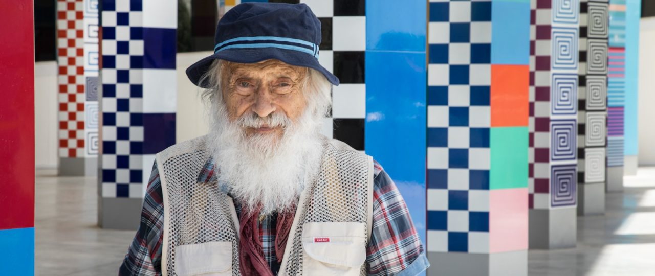 יעקב אגם בחזית מוזיאון אגם, ראשון לציון. צילום: רן ארדה