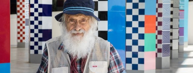 יעקב אגם בחזית מוזיאון אגם, ראשון לציון. צילום: רן ארדה