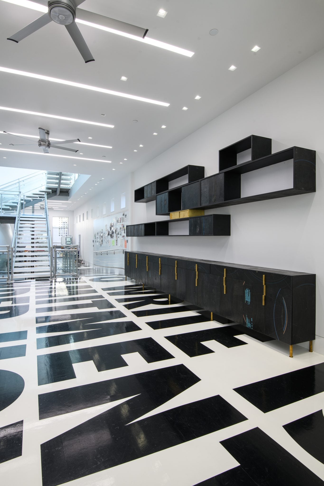 ״רהיט באורך 13 מטר, סוג של מטבח״. צילום: זאק פיינטס