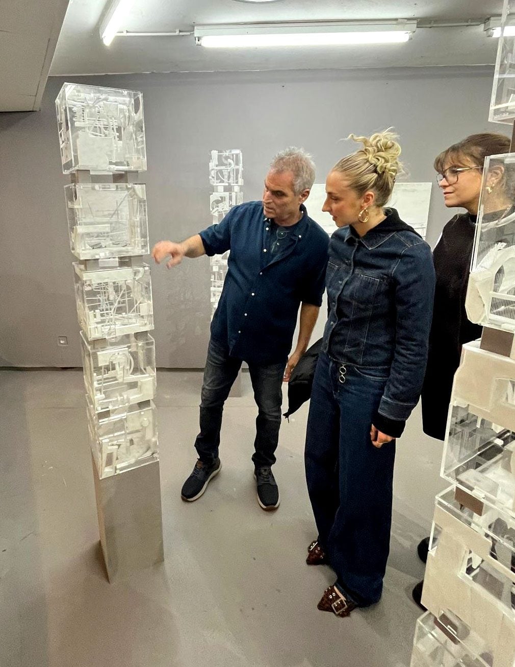 אודי קרמסקי (משמאל) בתערוכה. צילום: יעל קרמסקי