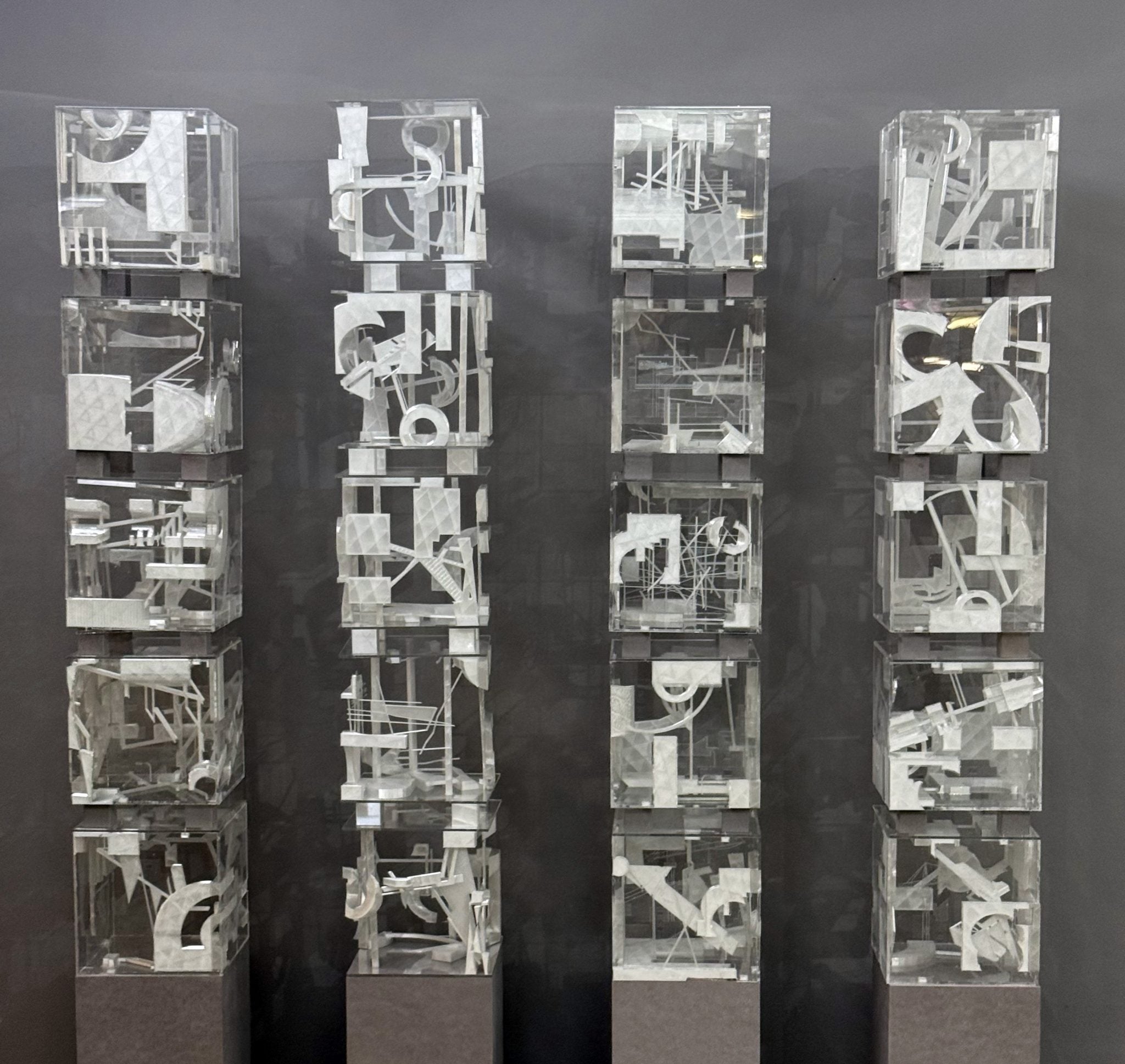 מבט על המגדלים בתערוכה. צילום: כריסטוף קלוטה