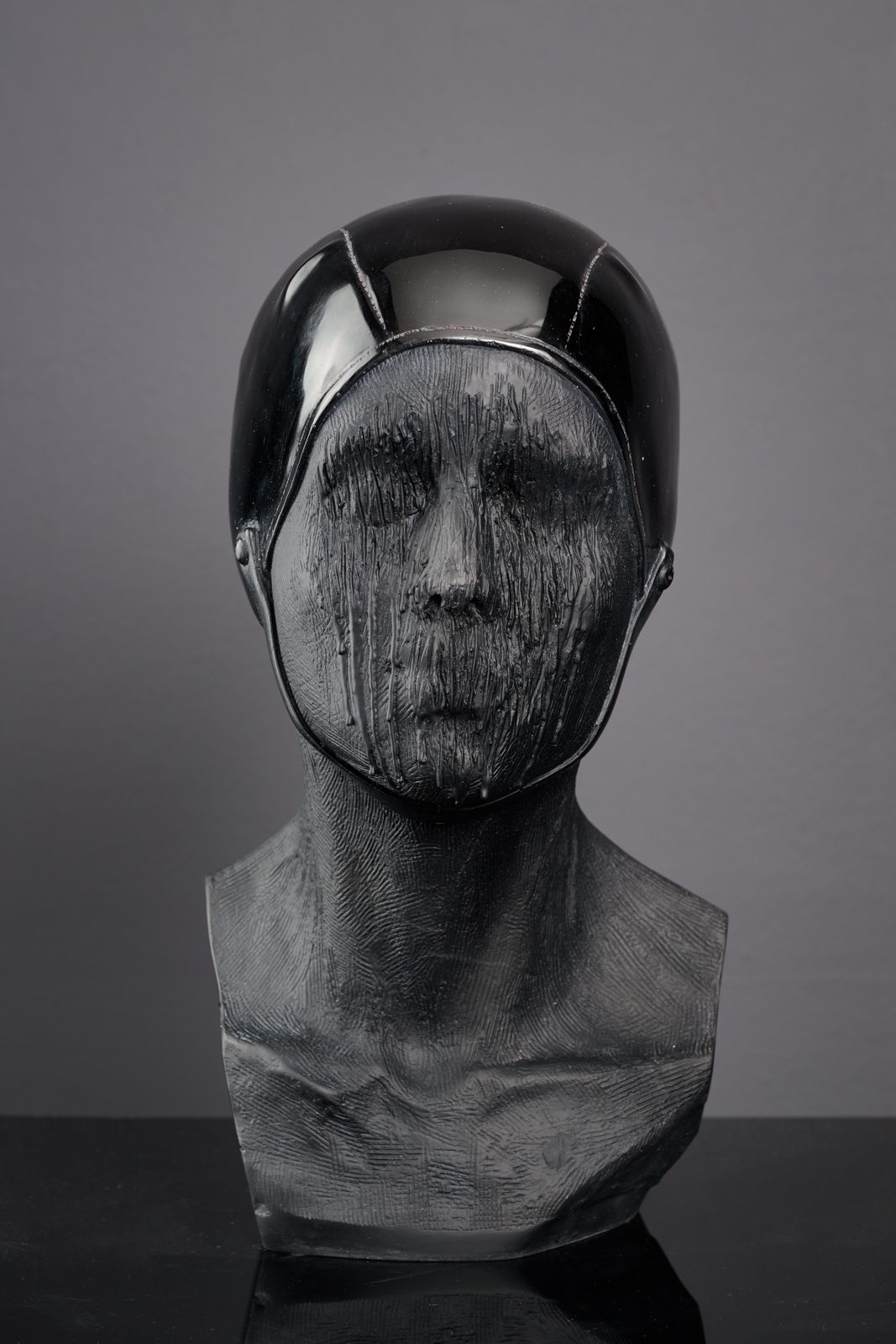 קטיה איזבל פילמוס, דיוקן בזכוכית שחורה. צילומים: יובל חי