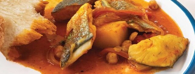 דגים לשבת, מתוך הספר ״יושבים אוכלים״. צילום: מיכל רביבי; סטיילינג: גליה אורנן