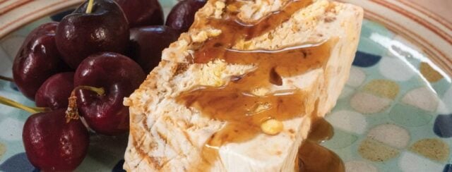 גלידת ריבת חלב ושקדים מקורמלים, מתוך הספר ״יושבים אוכלים״. צילום: מיכל רביבו; סטיילינג: גליה אורנן