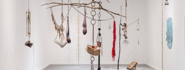 משה רואס, כפתור ופרח, מוזיאון חיפה. צילום: אלי פוזנר