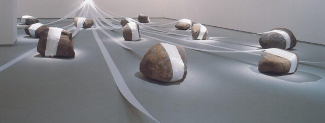 נלי אגסי, Borrowed Scenery, 2004. צילום: מ״ל