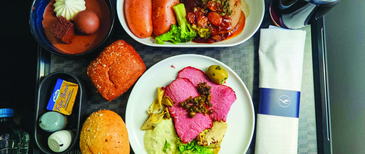 ארוחה בלופטנזה עסקים. צילום של דורי סדובניק מתוך הספר ״Plane Food״