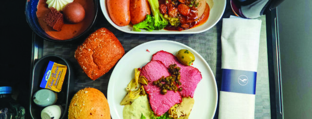 ארוחה בלופטנזה עסקים. צילום של דורי סדובניק מתוך הספר ״Plane Food״