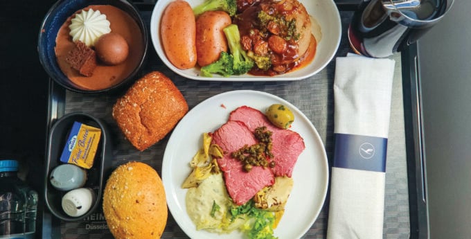 ארוחה בלופטנזה עסקים. צילום של דורי סדובניק מתוך הספר ״Plane Food״