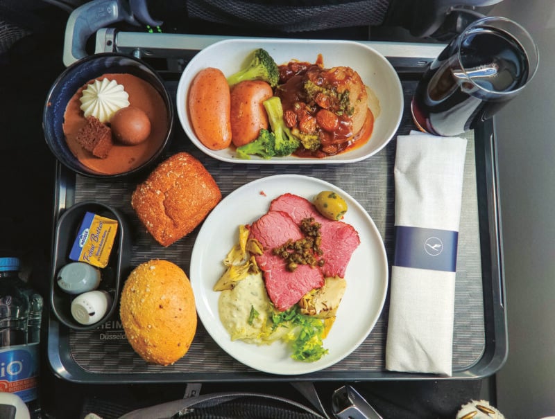 ארוחה בלופטנזה עסקים. צילום של דורי סדובניק מתוך הספר ״Plane Food״