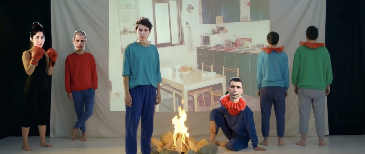 אילנית שמיע, אישה עומדת מחזיקה מחבקת את עצמה מהגב. סטילס מתוך וידיאו