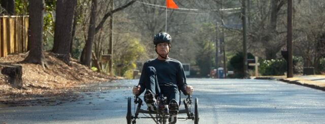 ג׳ייסון בייטמן ב־DTF St. Louis. צילומים: טינה רודן / HBO Max