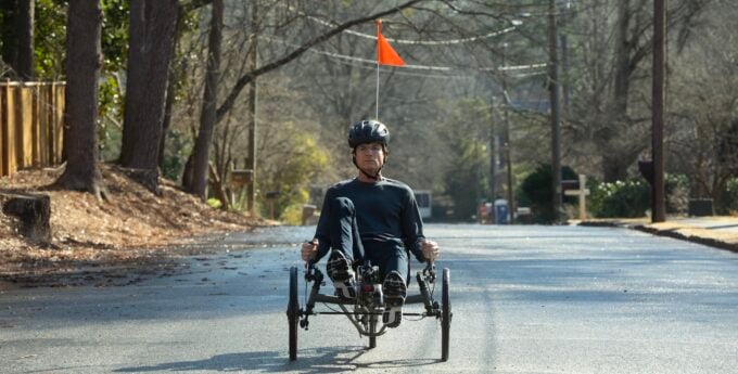 ג׳ייסון בייטמן ב־DTF St. Louis. צילומים: טינה רודן / HBO Max