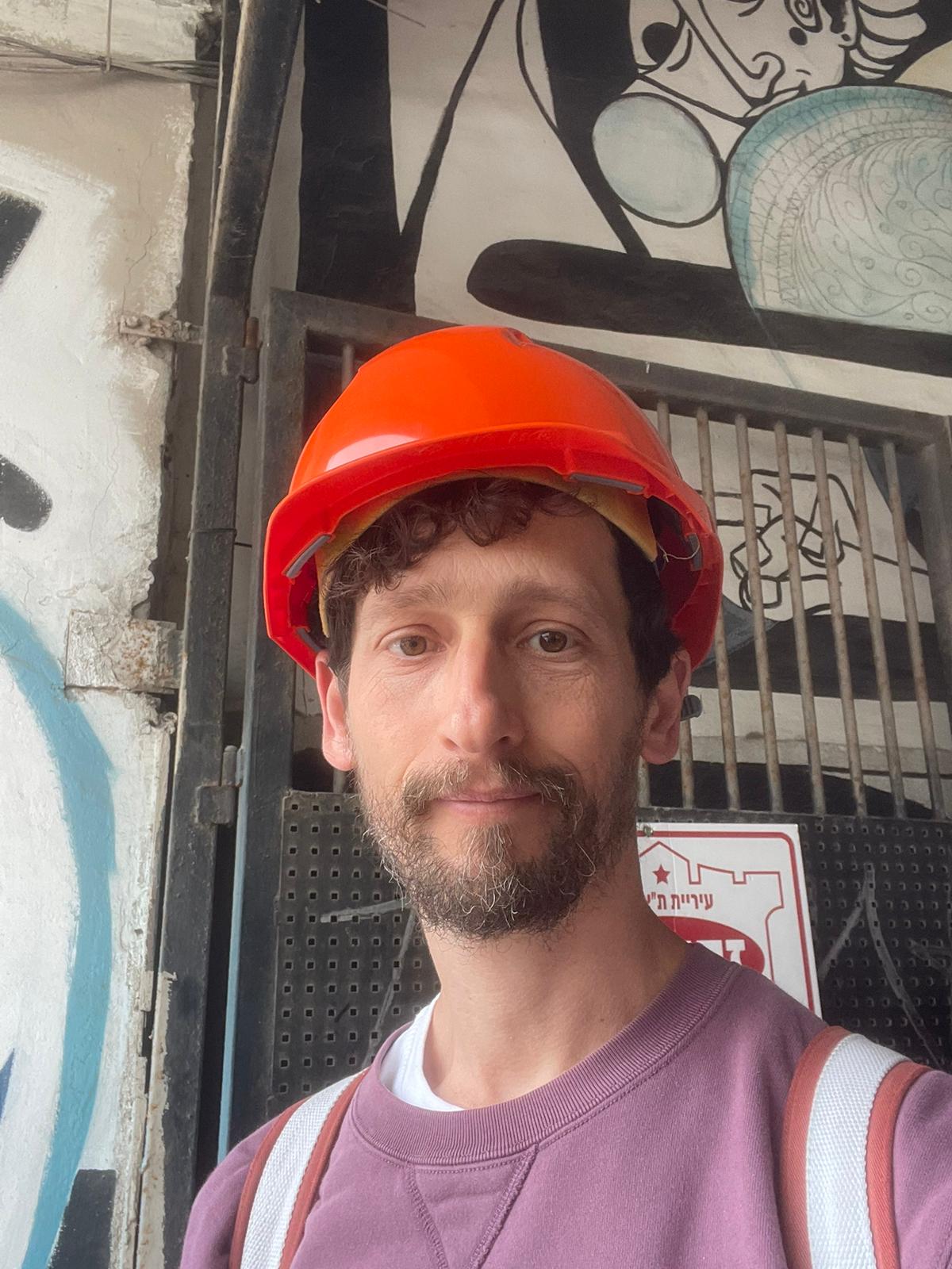 נדב מצ'טה בניסיונות חילוץ תכולת הסטודיו