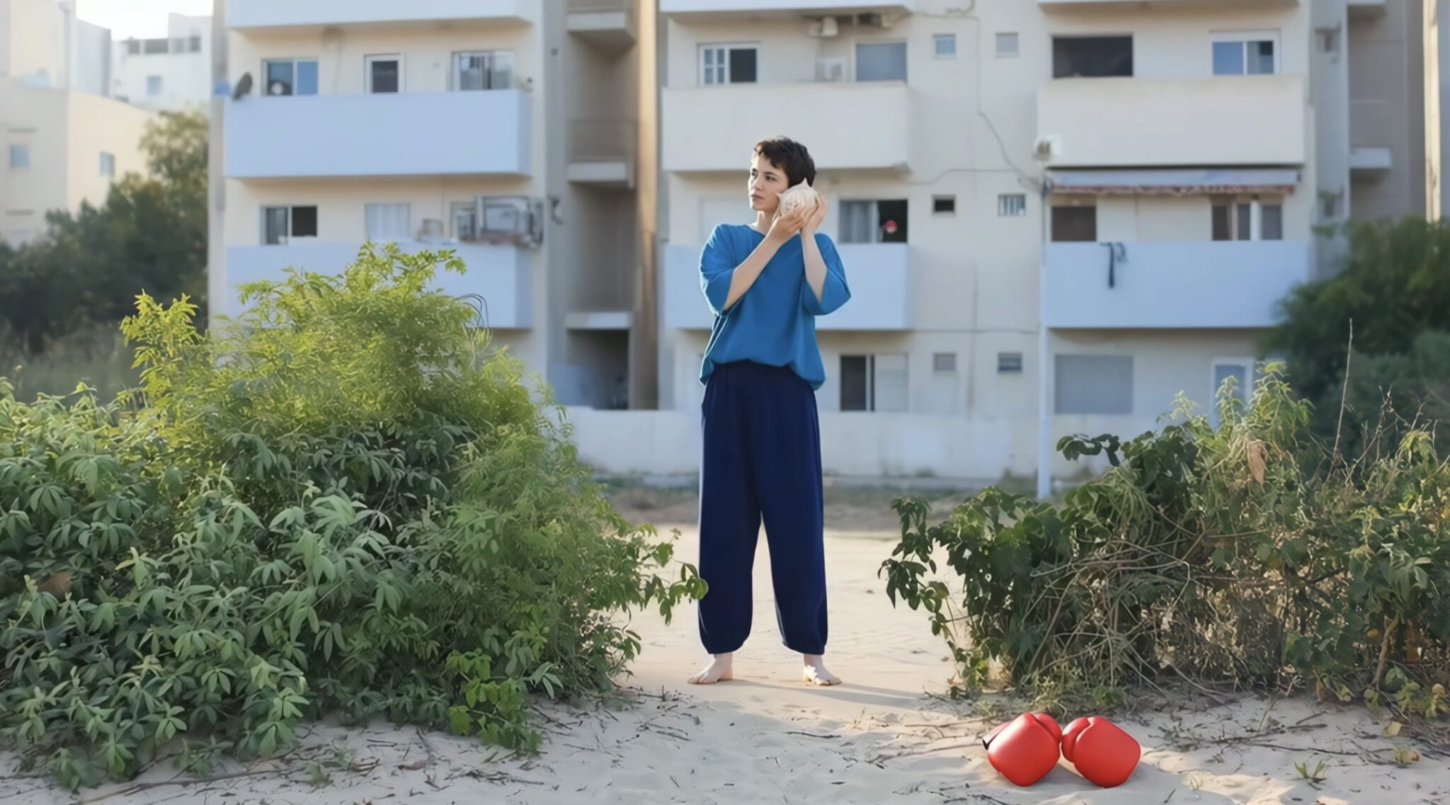 מתוך עבודת הווידיאו ״אישה עומדת מחזיקהמחבקת את עצמה מהגב״