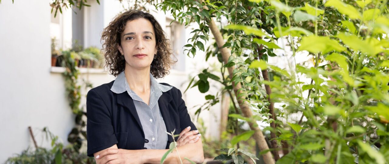 שירה לוי בנימיני על רקע גינה בהשראת גדס בבית ליבלינג/ צילומים: יעל שמידט