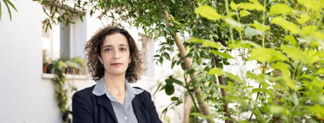 שירה לוי בנימיני על רקע גינה בהשראת גדס בבית ליבלינג/ צילומים: יעל שמידט
